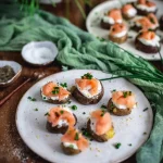Pommes de terre chaudes et croustillantes au saumon fumé