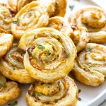 Rouleaux de pâte feuilletée au prosciutto et au fromage 1