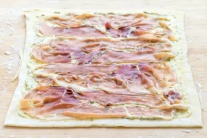 Rouleaux de pâte feuilletée au prosciutto et au fromage 5