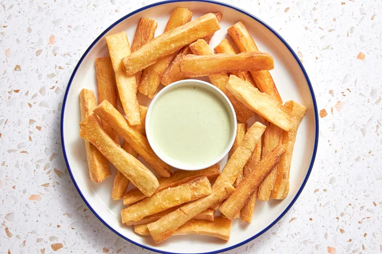 Frites de manioc avec mayonnaise épicée 1